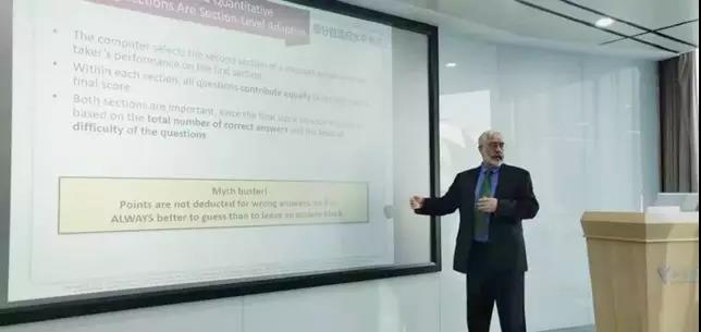 讲师在讲解GRE考试重点和设计逻辑 讲师在讲解GRE考试重点和设计逻辑