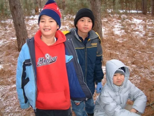 小时候的于达 (右一) 小时候的于达 (右一)