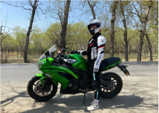 徐敬和她的摩托车
